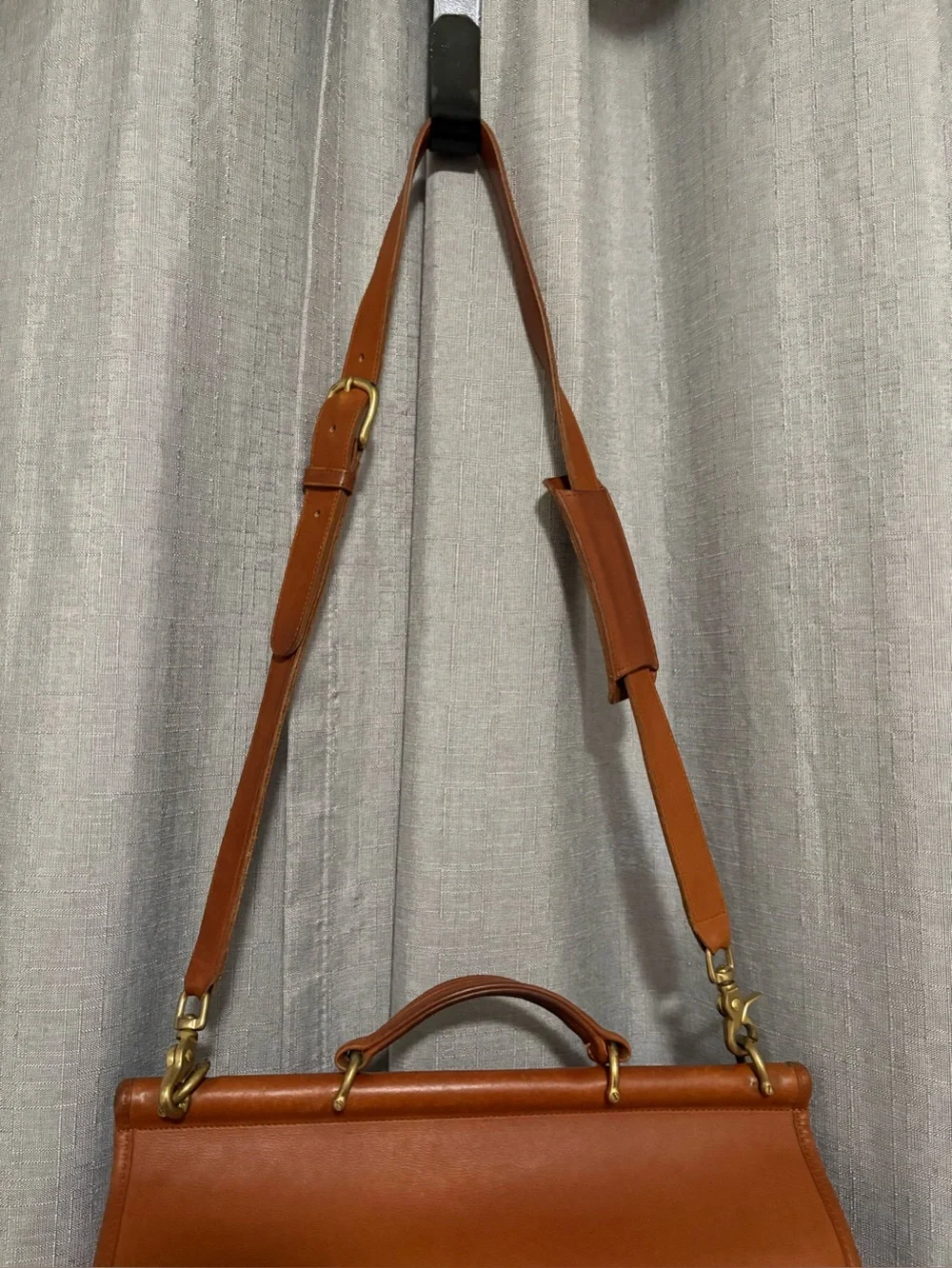 Vintage Coach Dowel Field Bag (Style 9940) in British Tan